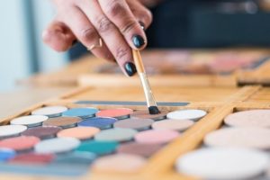A l'aide de palettes de maquillage, Soumaya sublimera votre visage durant le focus maquillage