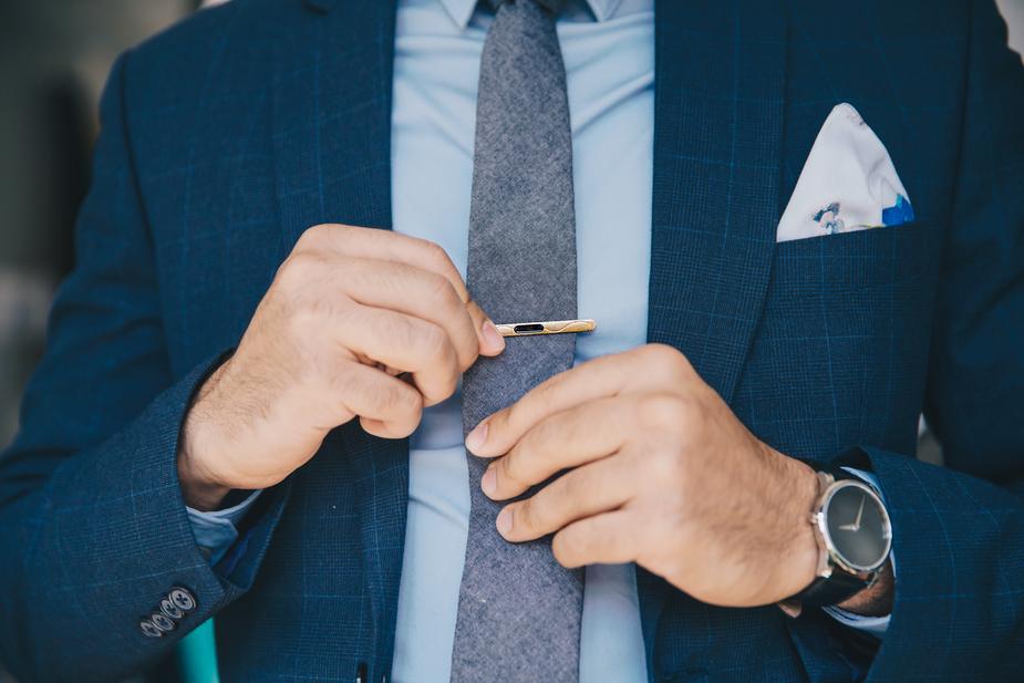 Un look professionnel avec le forfait dress code professionnel de Question d'Allure.