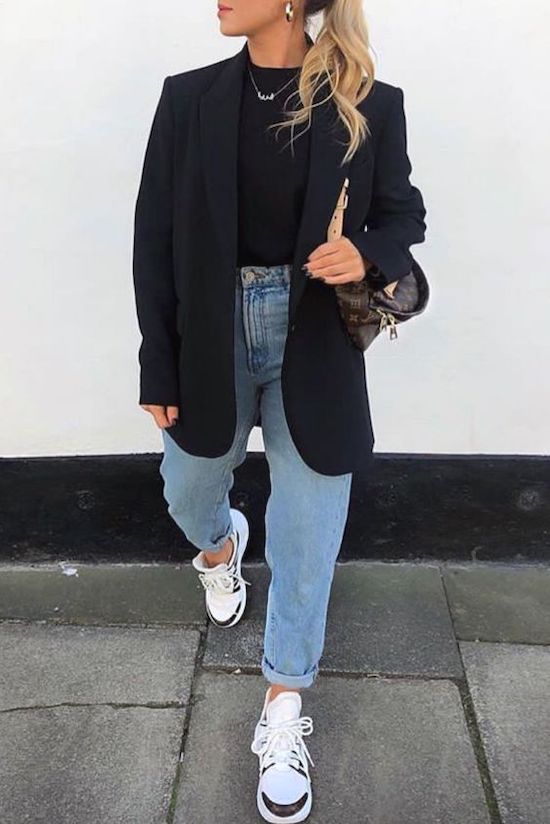 Look blazer noir, jean brut et sneakers