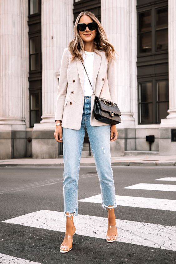 Look blazer rose poudré, jean clair et talons
