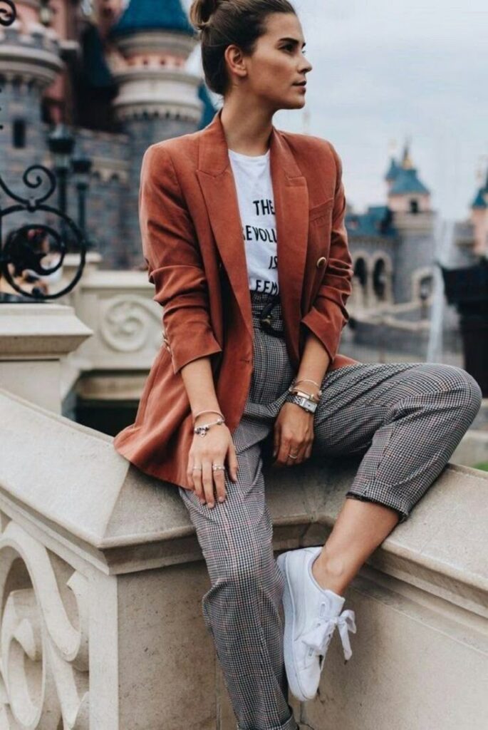 Look tailleur bi couleurs et sneakers blanches