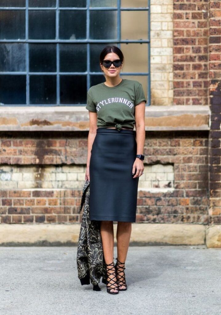 look sporty : t-shirt kaki, jupe midi et talons