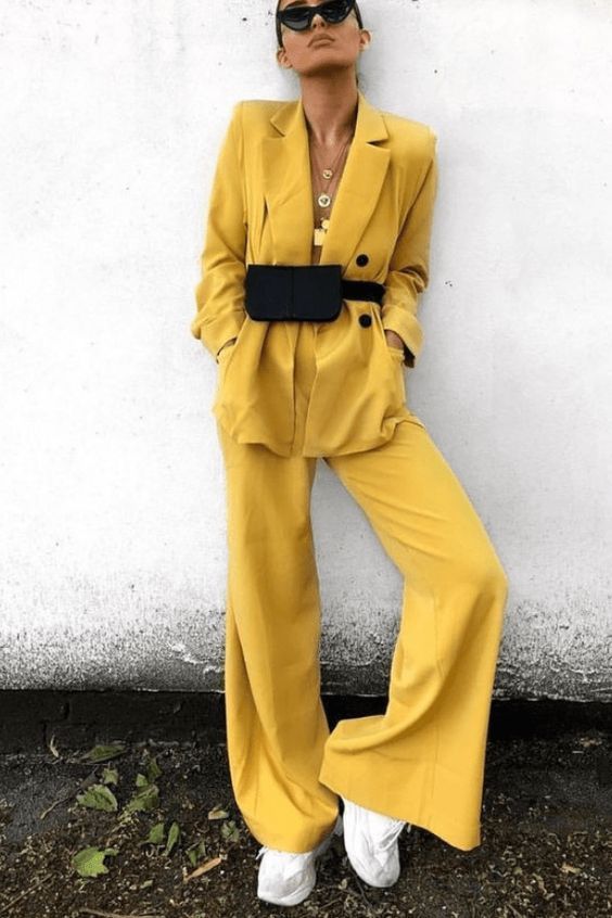 Look tailleur jaune, sac banane et sneakers
