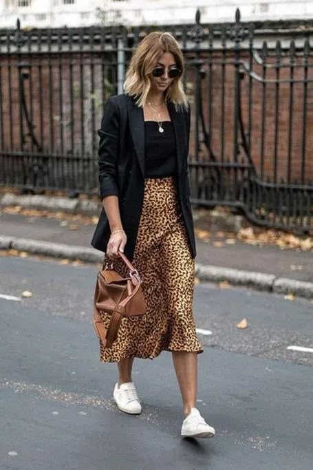 Look sporty : jupe léopard, blazer et sneakers
