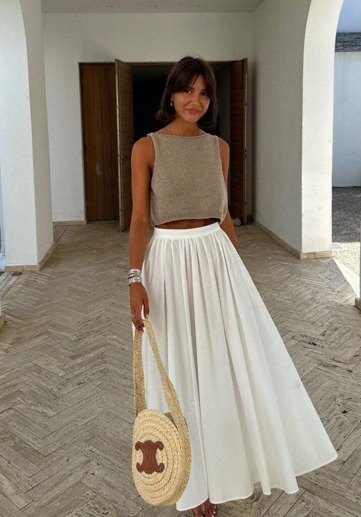 Top kaki et jupe fluide blanche et panier